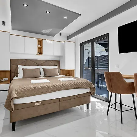 Luxury Nikolina With Garage Apartment *