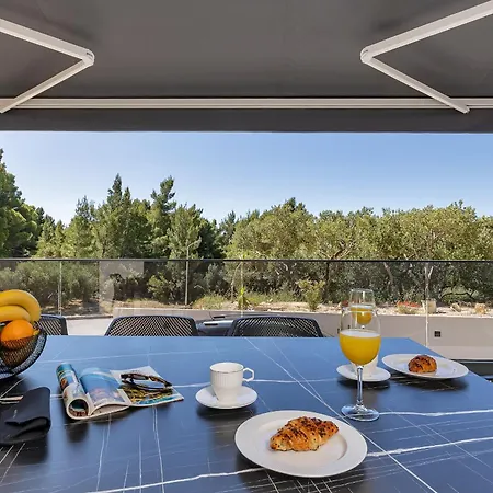 Luxury Nikolina With Garage Apartment *