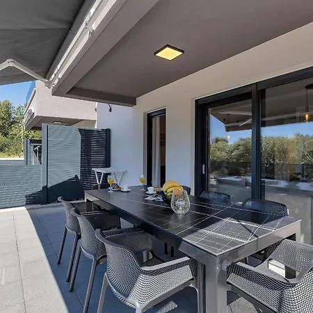 Apartment Luxury Nikolina With Garage Tucepi